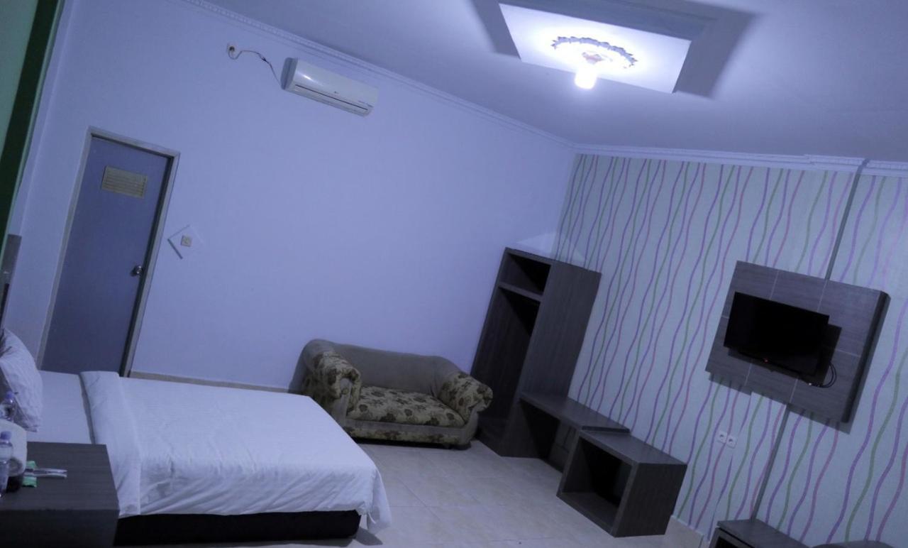 Reddoorz @ Pasangkayu Mamuju Utara Hotel Kültér fotó